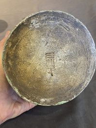 Een Chinese groen-geglazuurde penselenbeker met reli&euml;fdecor, 19e eeuw