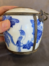 Pipe &agrave; eau en porcelaine de Chine 'Bleu de Hue' pour le Vietnam, marque Thọ 壽, 19&egrave;me