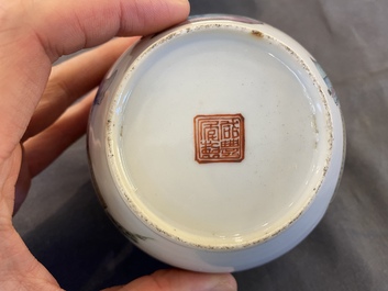 Een Chinese famille rose dekselkom met figuratief decor, Xianfeng merk en periode