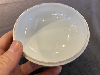 Een Chinese famille rose dekselkom met figuratief decor, Xianfeng merk en periode