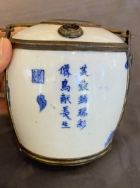 Pipe &agrave; eau en porcelaine de Chine 'Bleu de Hue' pour le Vietnam, marque Thọ 壽, 19&egrave;me