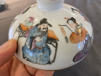 Een Chinese famille rose dekselkom met figuratief decor, Xianfeng merk en periode