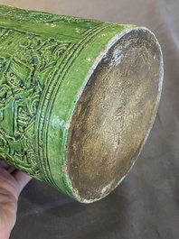 Een Chinese groen-geglazuurde penselenbeker met reli&euml;fdecor, 19e eeuw