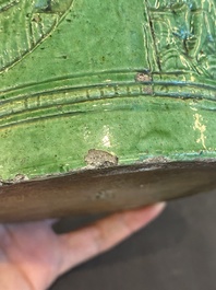 Een Chinese groen-geglazuurde penselenbeker met reli&euml;fdecor, 19e eeuw