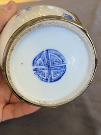 Pipe &agrave; eau en porcelaine de Chine 'Bleu de Hue' pour le Vietnam, marque Thọ 壽, 19&egrave;me