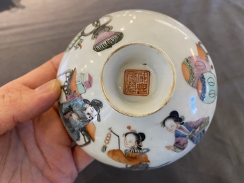 Een Chinese famille rose dekselkom met figuratief decor, Xianfeng merk en periode