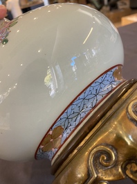 Un vase en porcelaine de Chine famille verte et un en famille rose sur fond c&eacute;ladon mont&eacute; en lampe, 19&egrave;me