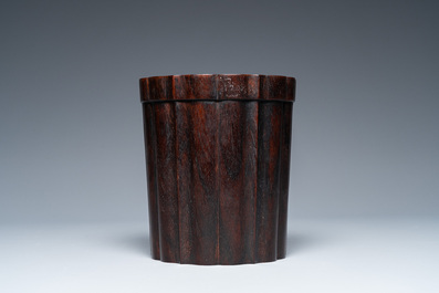 Pot &agrave; pinceaux sur support en bois dur sculpt&eacute;, Chine, 19/20&egrave;me
