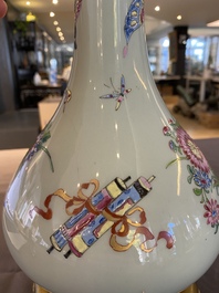Un vase en porcelaine de Chine famille verte et un en famille rose sur fond c&eacute;ladon mont&eacute; en lampe, 19&egrave;me