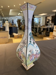 Vase de forme losange en &eacute;maux de Canton, Chine, Qianlong