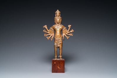 Sculpture d'une divinit&eacute; bouddhiste en bronze dor&eacute;, Tha&iuml;lande ou Cambodge, 18/19&egrave;me