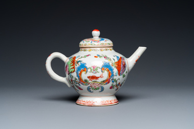 Th&eacute;i&egrave;re couverte en porcelaine de Chine famille rose &agrave; d&eacute;cor 'Pompadour', Qianlong