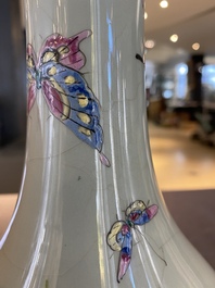 Un vase en porcelaine de Chine famille verte et un en famille rose sur fond c&eacute;ladon mont&eacute; en lampe, 19&egrave;me