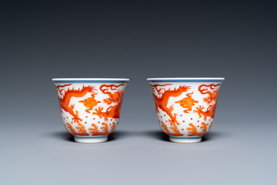 Une coupe et une paire de tasses &agrave; vin en porcelaine de Chine &agrave; d&eacute;cor de dragons, 19/20&egrave;me