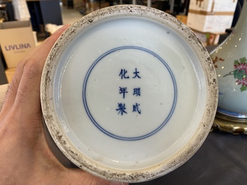 Un vase en porcelaine de Chine famille verte et un en famille rose sur fond c&eacute;ladon mont&eacute; en lampe, 19&egrave;me