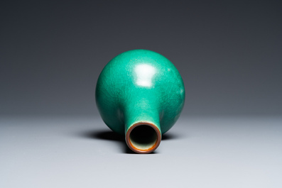 Vase de forme bouteille en porcelaine de Chine en vert monochrome, Qing