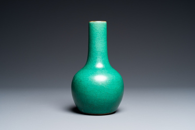 Vase de forme bouteille en porcelaine de Chine en vert monochrome, Qing