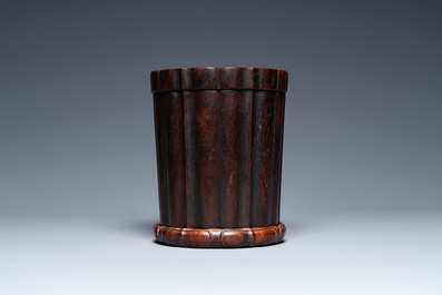 Pot &agrave; pinceaux sur support en bois dur sculpt&eacute;, Chine, 19/20&egrave;me