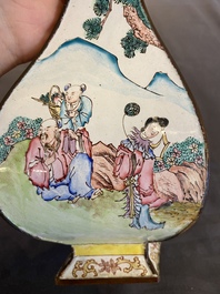 Vase de forme losange en &eacute;maux de Canton, Chine, Qianlong