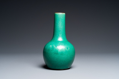 Vase de forme bouteille en porcelaine de Chine en vert monochrome, Qing