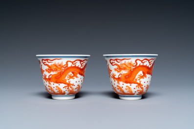 Une coupe et une paire de tasses &agrave; vin en porcelaine de Chine &agrave; d&eacute;cor de dragons, 19/20&egrave;me