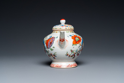Th&eacute;i&egrave;re couverte en porcelaine de Chine famille rose &agrave; d&eacute;cor 'Pompadour', Qianlong
