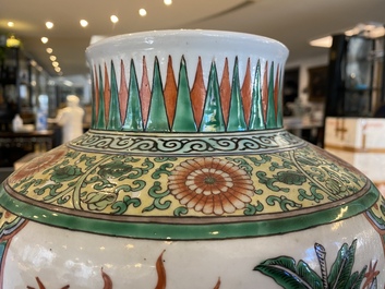 Un vase en porcelaine de Chine famille verte et un en famille rose sur fond c&eacute;ladon mont&eacute; en lampe, 19&egrave;me