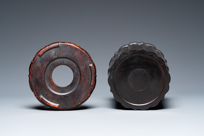 Pot &agrave; pinceaux sur support en bois dur sculpt&eacute;, Chine, 19/20&egrave;me