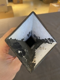 Vase de forme losange en &eacute;maux de Canton, Chine, Qianlong