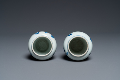Paire de petits vases en porcelaine de Chine en bleu et blanc, Kangxi