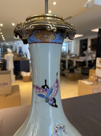 Un vase en porcelaine de Chine famille verte et un en famille rose sur fond c&eacute;ladon mont&eacute; en lampe, 19&egrave;me