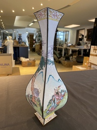 Vase de forme losange en &eacute;maux de Canton, Chine, Qianlong