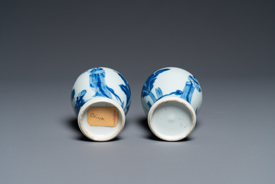 Paire de petits vases en porcelaine de Chine en bleu et blanc, Kangxi