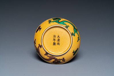 Une coupe et une paire de tasses &agrave; vin en porcelaine de Chine &agrave; d&eacute;cor de dragons, 19/20&egrave;me