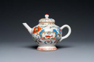 Th&eacute;i&egrave;re couverte en porcelaine de Chine famille rose &agrave; d&eacute;cor 'Pompadour', Qianlong