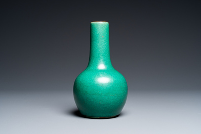 Vase de forme bouteille en porcelaine de Chine en vert monochrome, Qing