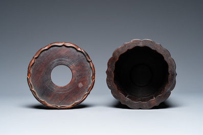 Pot &agrave; pinceaux sur support en bois dur sculpt&eacute;, Chine, 19/20&egrave;me