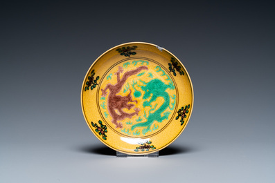 Une coupe et une paire de tasses &agrave; vin en porcelaine de Chine &agrave; d&eacute;cor de dragons, 19/20&egrave;me
