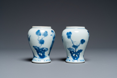 Paire de petits vases en porcelaine de Chine en bleu et blanc, Kangxi