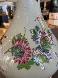 Un vase en porcelaine de Chine famille verte et un en famille rose sur fond c&eacute;ladon mont&eacute; en lampe, 19&egrave;me