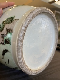 Een grote Chinese famille verte rouleau vaas, 20e eeuw