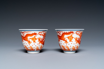 Une coupe et une paire de tasses &agrave; vin en porcelaine de Chine &agrave; d&eacute;cor de dragons, 19/20&egrave;me