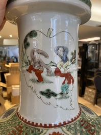Een grote Chinese famille verte rouleau vaas, 20e eeuw