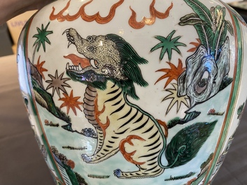 Un vase en porcelaine de Chine famille verte et un en famille rose sur fond c&eacute;ladon mont&eacute; en lampe, 19&egrave;me