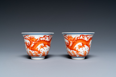 Une coupe et une paire de tasses &agrave; vin en porcelaine de Chine &agrave; d&eacute;cor de dragons, 19/20&egrave;me