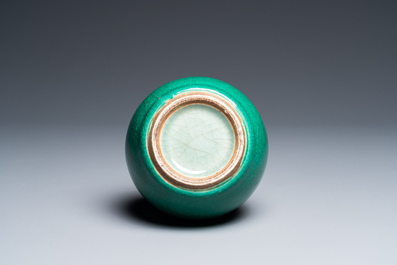 Vase de forme bouteille en porcelaine de Chine en vert monochrome, Qing