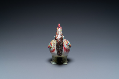 A Chinese famille rose rooster-shaped ewer, Qianlong