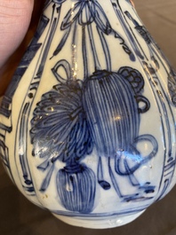 A Chinese blue and white kraak porcelain bottle vase, Wanli