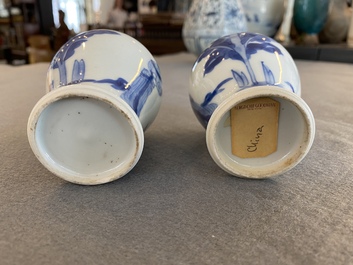 Paire de petits vases en porcelaine de Chine en bleu et blanc, Kangxi