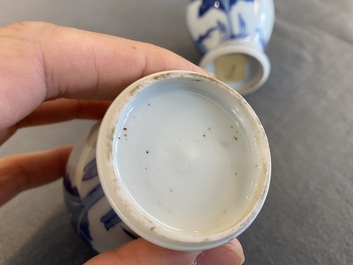 Paire de petits vases en porcelaine de Chine en bleu et blanc, Kangxi